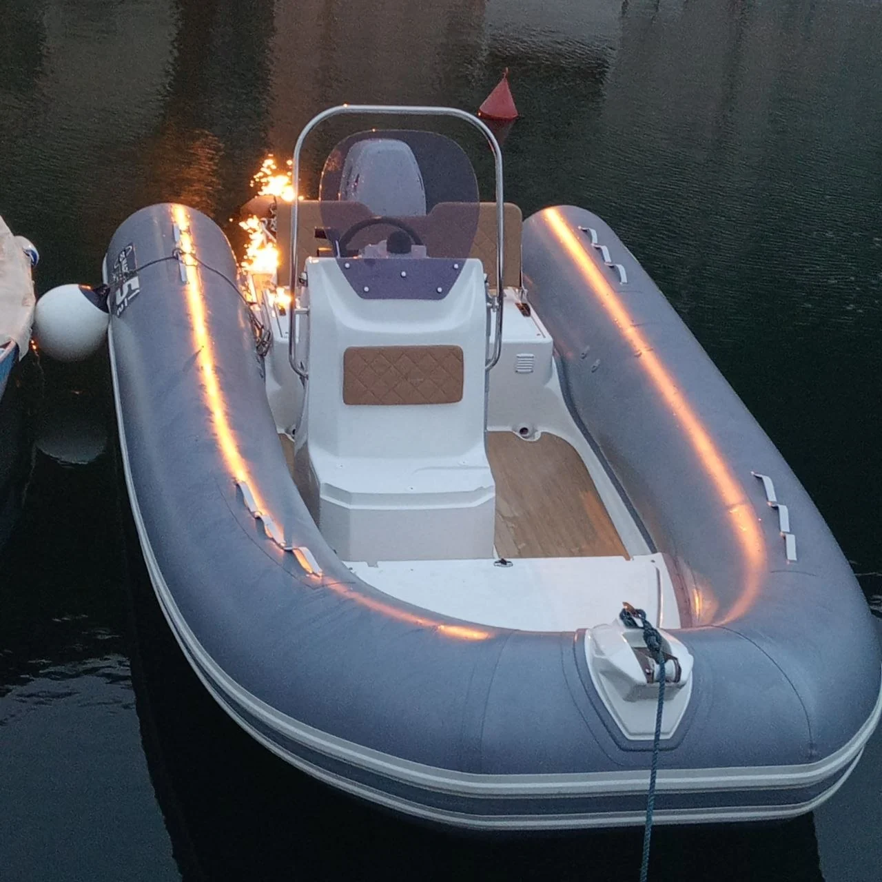 Il gommone ormeggiato alla luce del tramonto