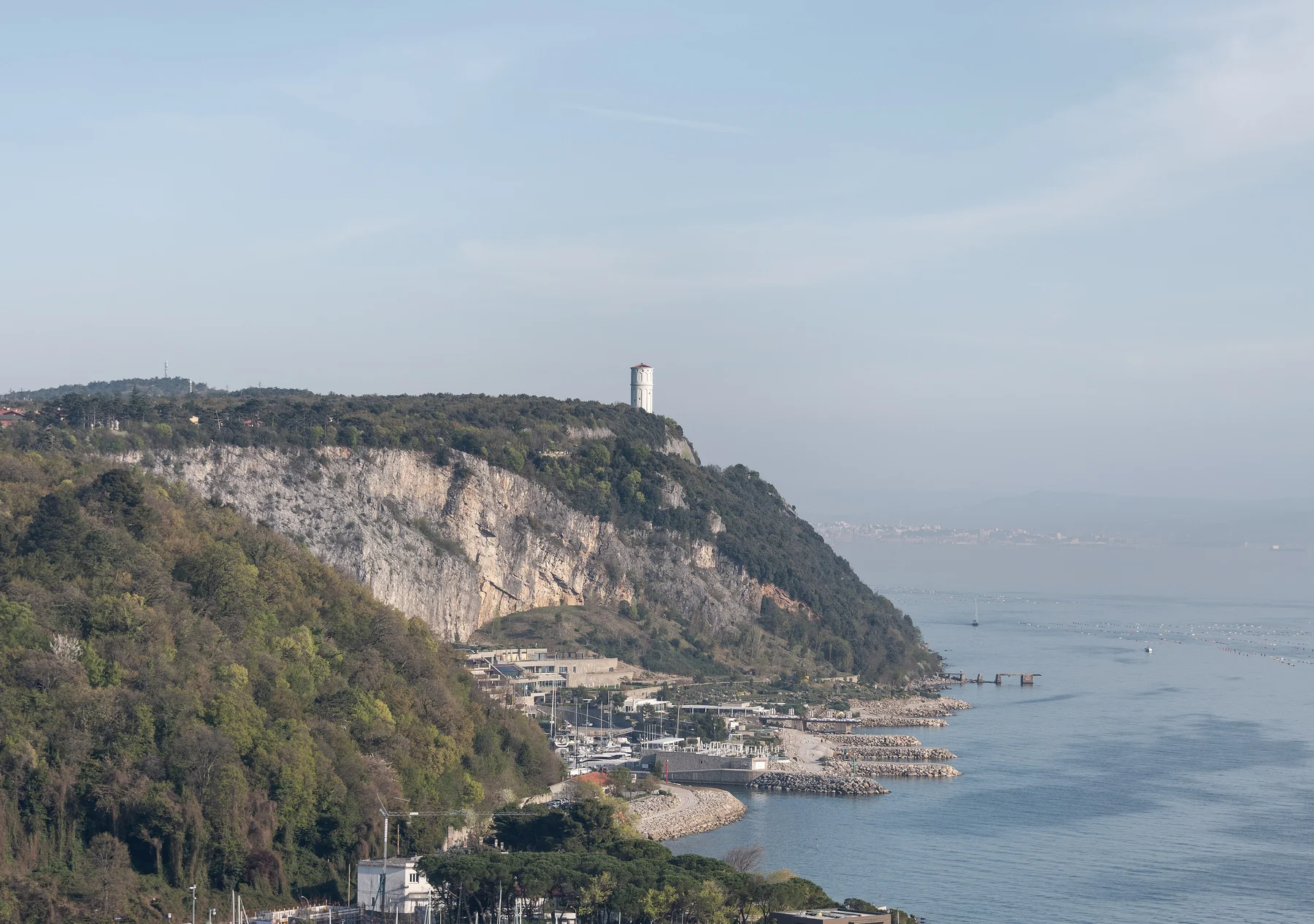 La costiera triestina vista dall'alto, con la baia